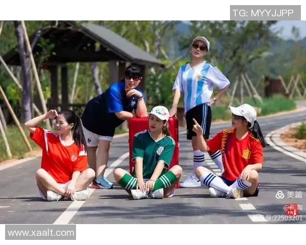 足球明星亲临现场与女粉丝互动分享足球梦想与生活点滴